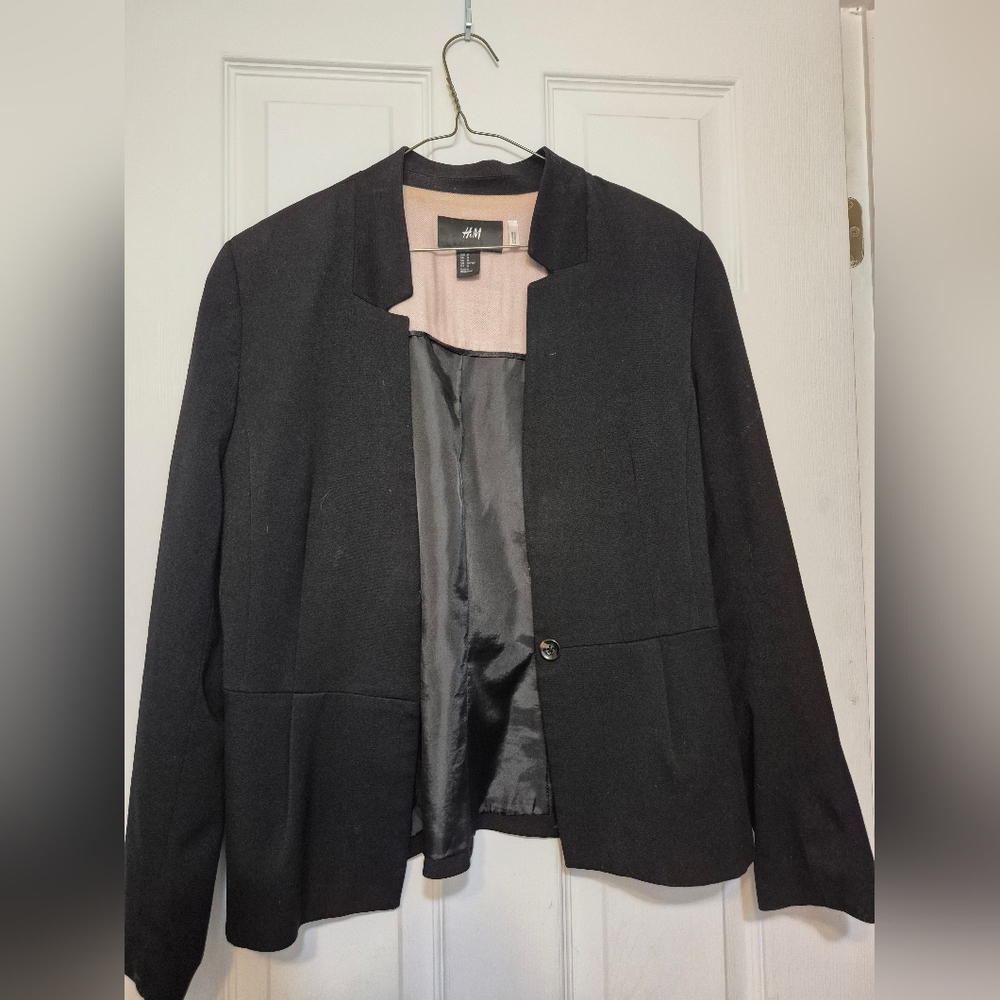Ladies H&M black open blazer Size 12. Lined, detailed cuts and tapering. EUC.